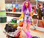 Жизнь бьюти-блогера: как разноцветные волосы помогают бесплатно путешествовать по миру Баба с цветными волосами дает советы